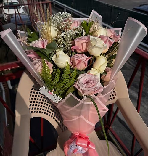 Two-Color Mixed Roses Bouquet